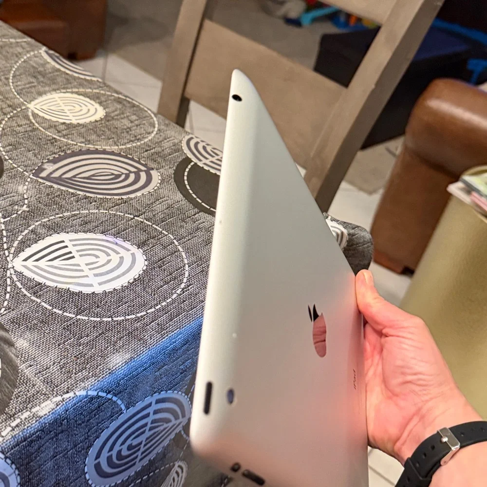 Apple iPad with silver 16gb